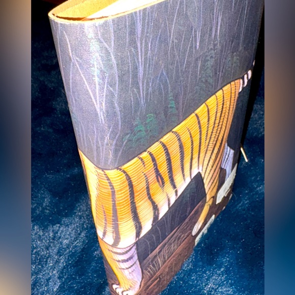 NWT- India Journal with a tiger image wrapped around the entire book w/ button - Picture 12 of 12